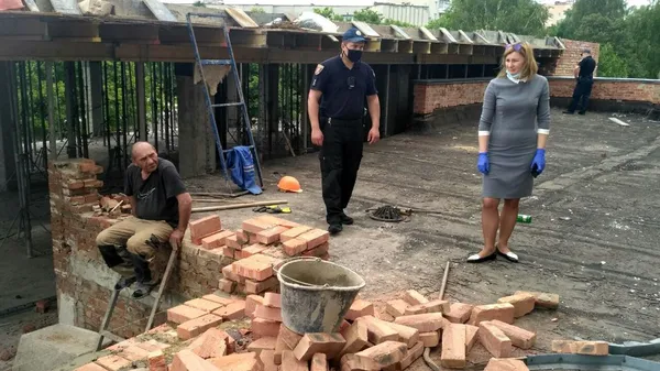 Новий торгово-офісний центр на Молоді в Луцьку затулив вікна житлового будинку (фото, відео)
