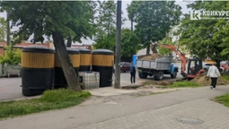 Замість старих металевих: у Луцьку в районі Львівської встановлюють напівпідземні контейнери для сміття