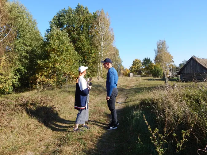 Мандрівники з Англії блукали автентичним волинським селом (фото)