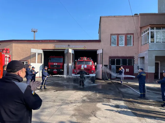 «Змили бруд» від диму і сажі: як на Волині пожежника проводжали на пенсію (відео)
