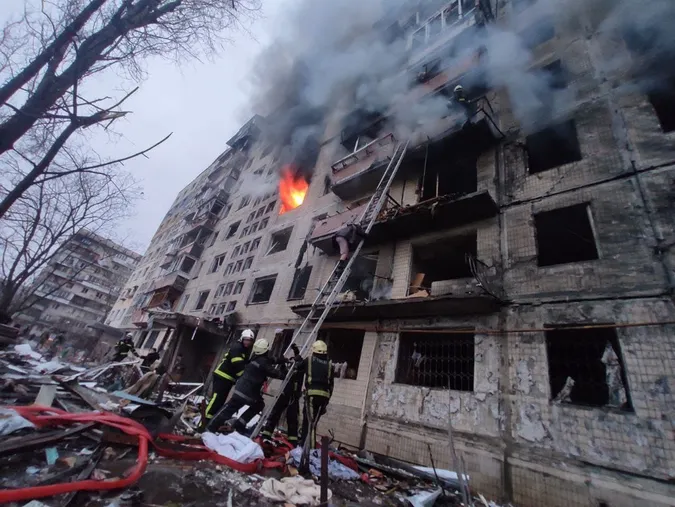 У Києві снаряд потрапив у житловий будинок: загинуло двоє людей (фото)