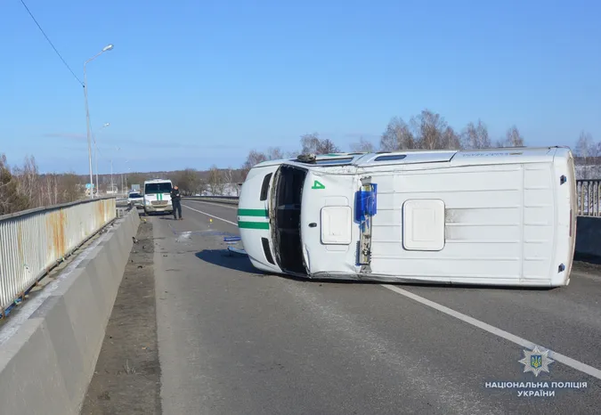 На Волині посеред дороги перевернувся інкасаторський автомобіль