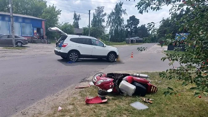 На Волині 27-річна водійка кросовера збила жінку на скутері
