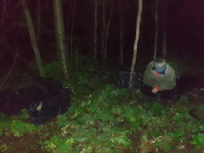У лісі зловили волинянина, який тягнув 500 блоків сигарет з Білорусі (фото)