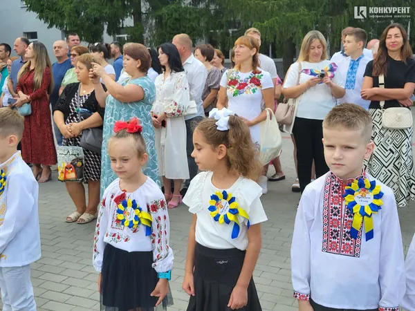 1 вересня у луцькому ліцеї №10: лінійка для першачків та випускників (фото)