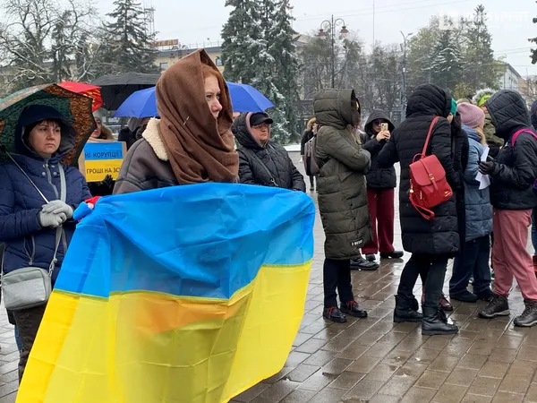 «Досить красти»: у Луцьку – акція з вимогою витрачати більше на ЗСУ (фото)