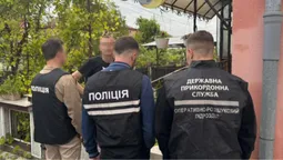 Волинські оперативники схопили чоловіка, який «рішав» виїзд для ухилянтів за 14 000 доларів