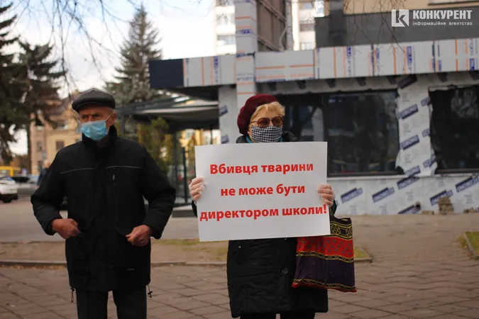 Луцькі зоозахисники пікетували управління поліції: що вимагали (фото)