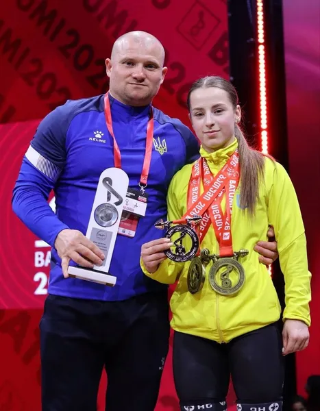 Чемпіонка України та віцечемпіонка Європи: 18-річна волинська важкоатлетка оформила паспорт (фото)