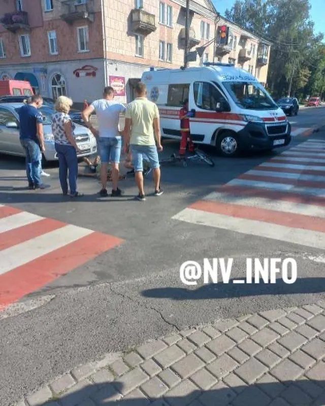 Проїхав на червоний: у Нововолинську автівка знесла велосипедиста (відео)