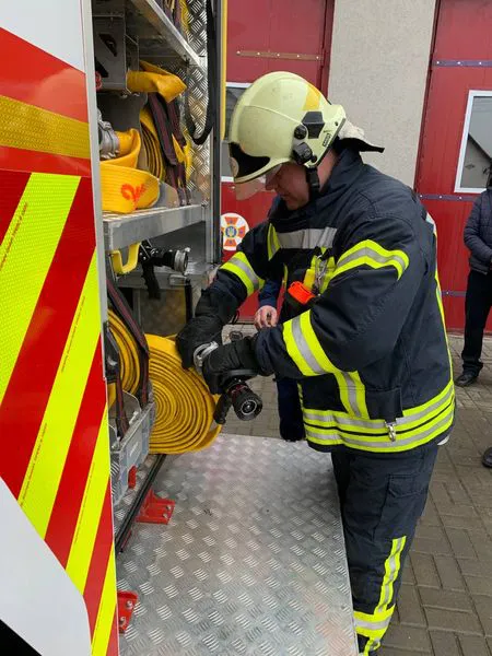 Волинські рятувальники навчали волонтерів бути вогнеборцями (фото)