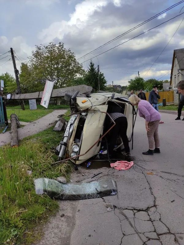 Автівка – вщент, вулиця – без світла: на Волині ВАЗ зніс електроопору (фото, відео)