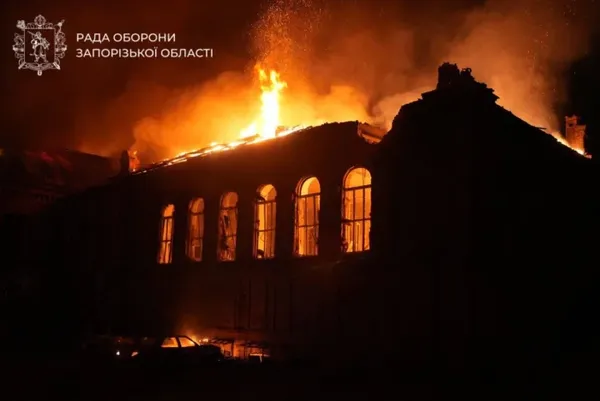 рф вдарила по Запоріжжю: горіли торговельний центр і багатоповерхівки, є поранений (фото)