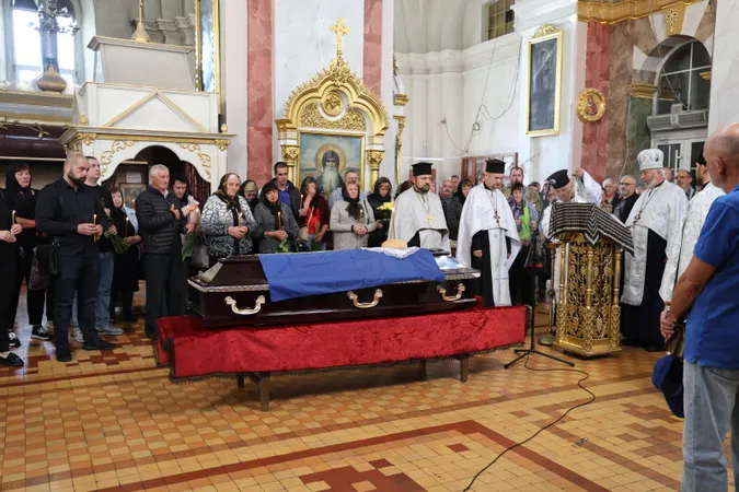 Луцьк навколішки попрощався з воїном Анатолієм Гончаревичем
