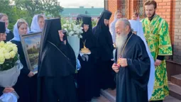 Ігуменя з Зимного кланялась та вітала московського владику Онуфрія (фото)