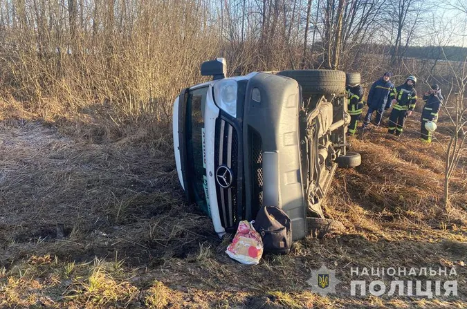 На Волині рейсовий автобус з пасажирами злетів у кювет і перекинувся (фото)