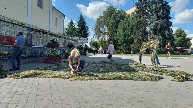 У центрі Луцька плели маскувальні сітки та «кікімори» для військових (фото, відео)