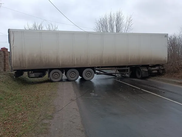 Під Луцьком вантажівка в'їхала в електроопору, дорога – перекрита (фото, відео)