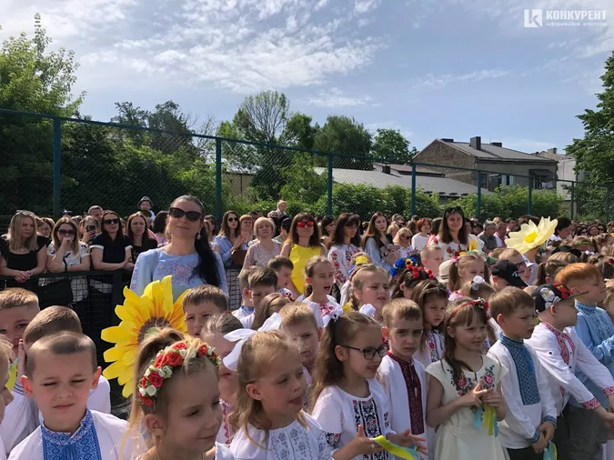 У луцькому ліцеї №9 відгуляли свято початкової школи (фото)