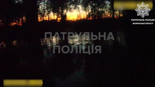 Показали, як у Луцьку рятували зі Стиру чоловіка (відео)