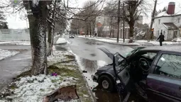 У Луцьку автомобіль влетів у дерево (фото)