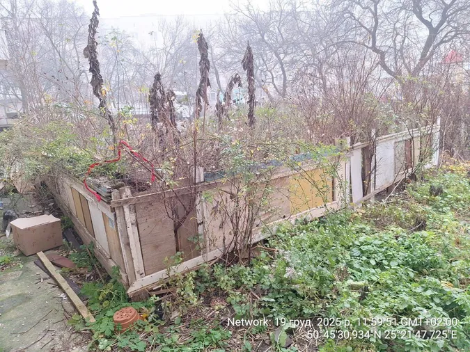 У Луцьку знесли незаконні огорожі у дворах (фото)