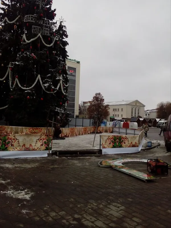 Біля головної ялинки Луцька облаштовують дитяче містечко (фото)