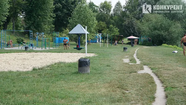«Тонуть діти, а батьки п’ють пиво»: історії з  центрального пляжу Луцька
