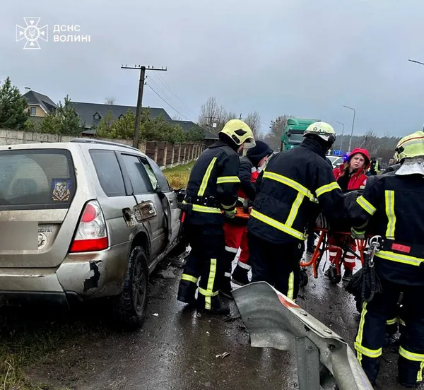 Під Луцьком – серйозна ДТП: з понівечених авто визволяли водіїв (фото)