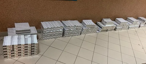 Човен, місток, пакети: луцькі прикордонники завадили контрабанді цигарок (фото)