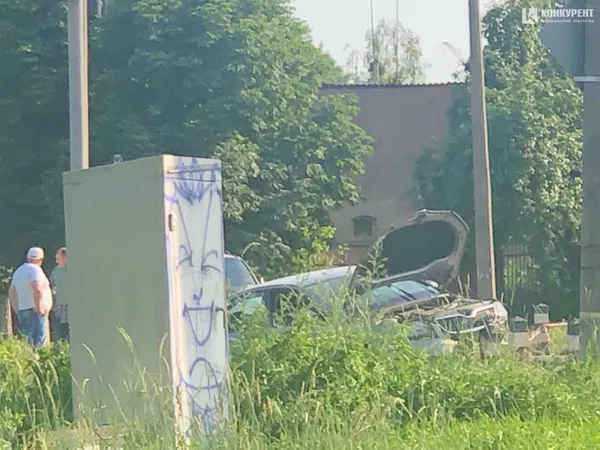 ДТП у Луцьку – машина врізалася у стовп (фото)