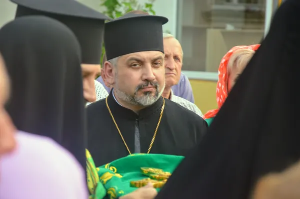 Саме цей хрест згодом візьме до рук Патріарх Філарет