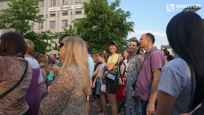 Прийшли сотні людей: у Луцьку виступив запальний гурт Оt Vinta (фото, відео)