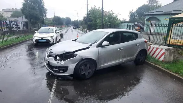 Виїхала на «зустрічку»: у Луцьку зіткнулися Subaru і Renault (фото, відео)