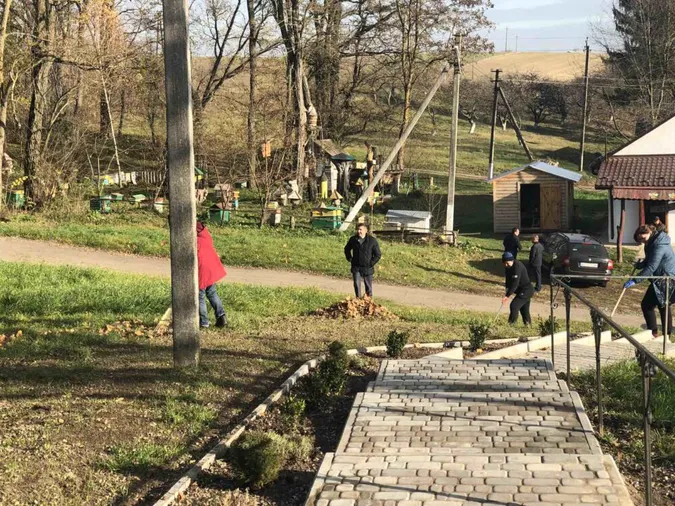 Небайдужі волиняни поприбирали територію навколо церкви і цвинтаря (фото)