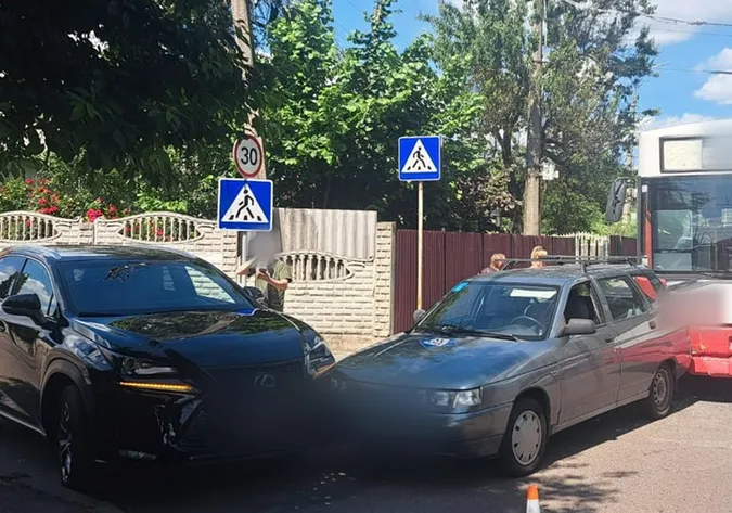 У Луцьку на перехресті «Лексус» та тролейбус затисли маленький ВАЗ (фото)