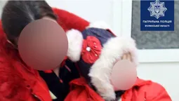 У Луцьку п’яна мама "забула" на вулиці дитину у візочку (фото, відео)