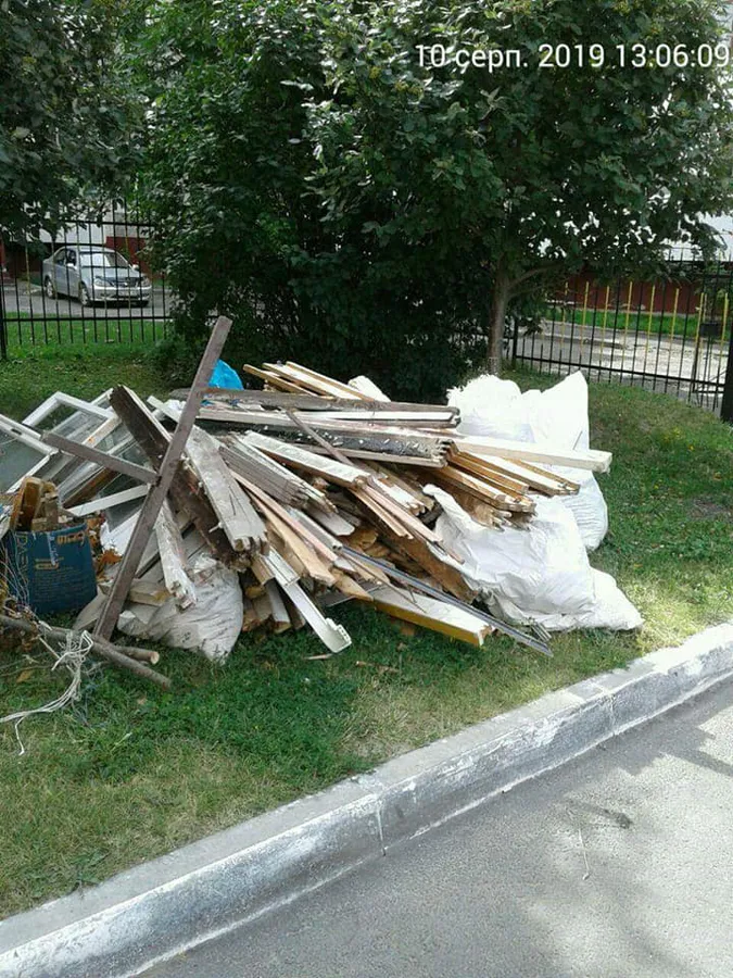 Під під'їздами, на тротуарах і газонах: лучани знову розкидають будсміття (фото)
