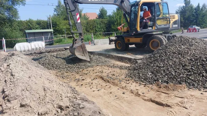 У Струмівці замінюють водопропускну трубу на трасі Н-22 (фото)