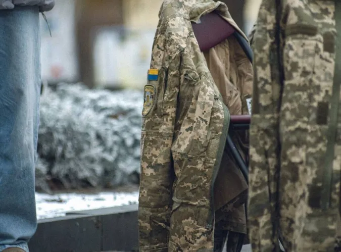 Великий стіл, військова форма та фото загиблих: у центрі Ковеля провели акцію-нагадування про воїнів