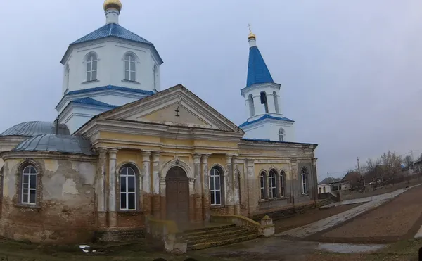Зблизька храм виглядає значно гірше/ Фото: Google
