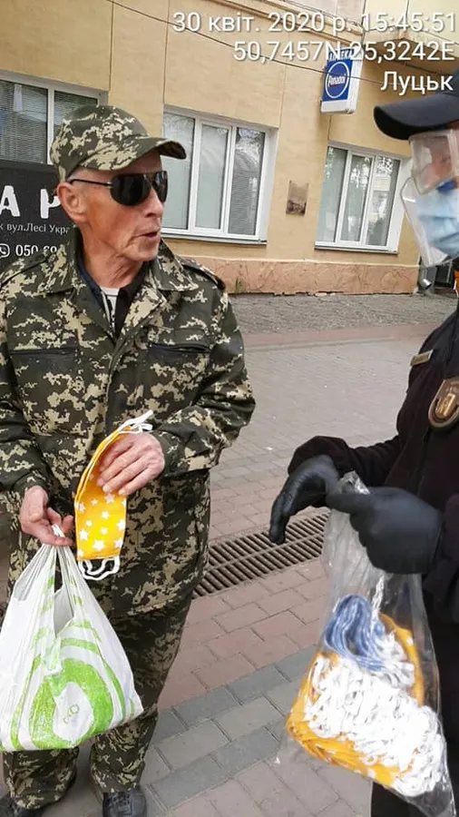 Муніципали роздали сотні саморобних масок від небайдужої лучанки (фото)