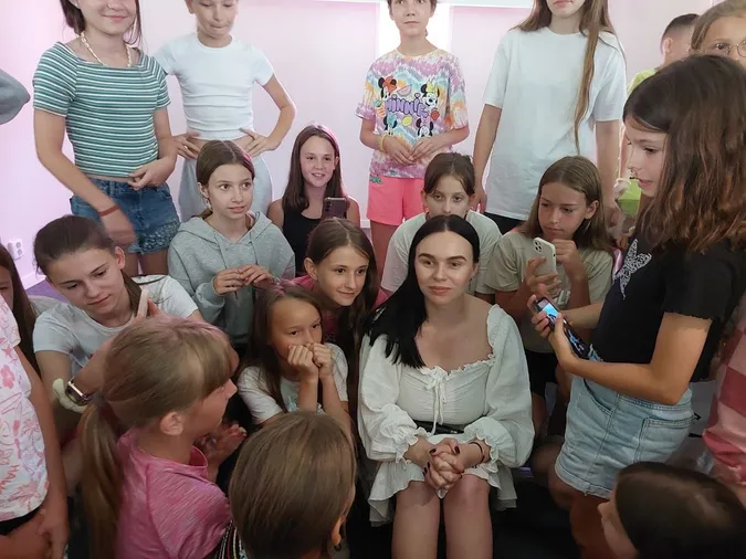 Пісні та фотосесія: відома луцька блогерка завітала до дитячого табору (фото)