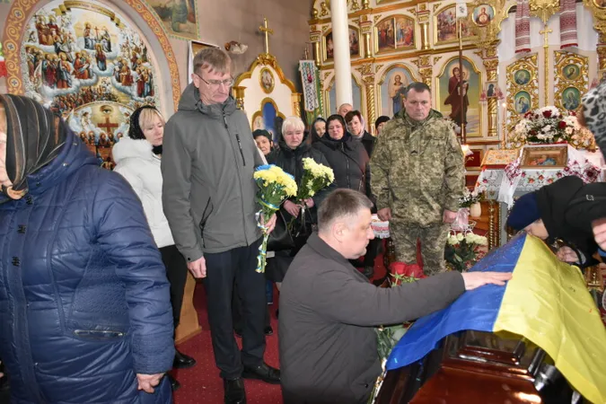 У Дачному поховали загиблого на війні Героя Олександра Філіпчука (фото)