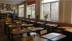 Чути вибухи: у Луцьку призупинили навчання в школах і садочках (відео)