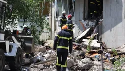 З-під завалів зруйнованого будинку у Луцьку дістають тіло людини (фото)