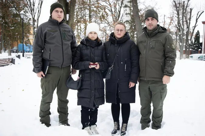«Стояв горою за родину і товаришів»: на Волині родині загиблого нацгвардійця вручили його нагороду (фото)