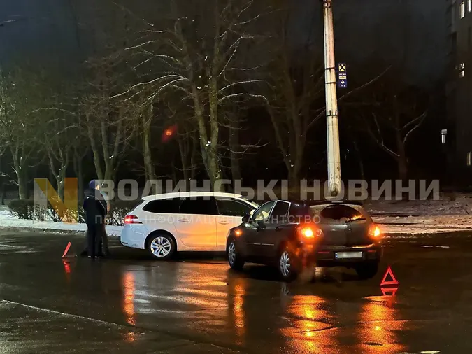У Луцьку на перехресті зіткнулися «пежо» та «мазда»