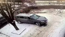 У Луцьку на перехресті «потерлися» два легковики (відео)