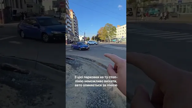Стоп-лінія є, а стати перед нею неможливо: у Луцьку намалювали нову розмітку, яка створює конфлікт на перехресті (відео)